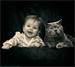 Los gatos y los bebés pueden convivir perfectamente y disfrutar el uno del otro | Foto: jane-art.deviantart.com/