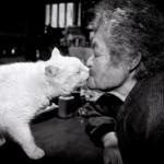 El gato y la anciana se quieren mucho | Copyright © Miyoko Ihara