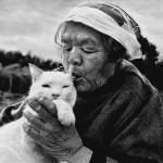 Fotografía de la abuela Misao con el gato Fukumaru (fotógrafa Miyoko Ihara)