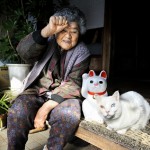 Fotografía de la abuela Misao con el gato Fukumaru (fotógrafa Miyoko Ihara)