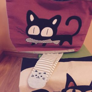 Sorteo Cosas de Gatos: bolso con gato dibujado, calcetines